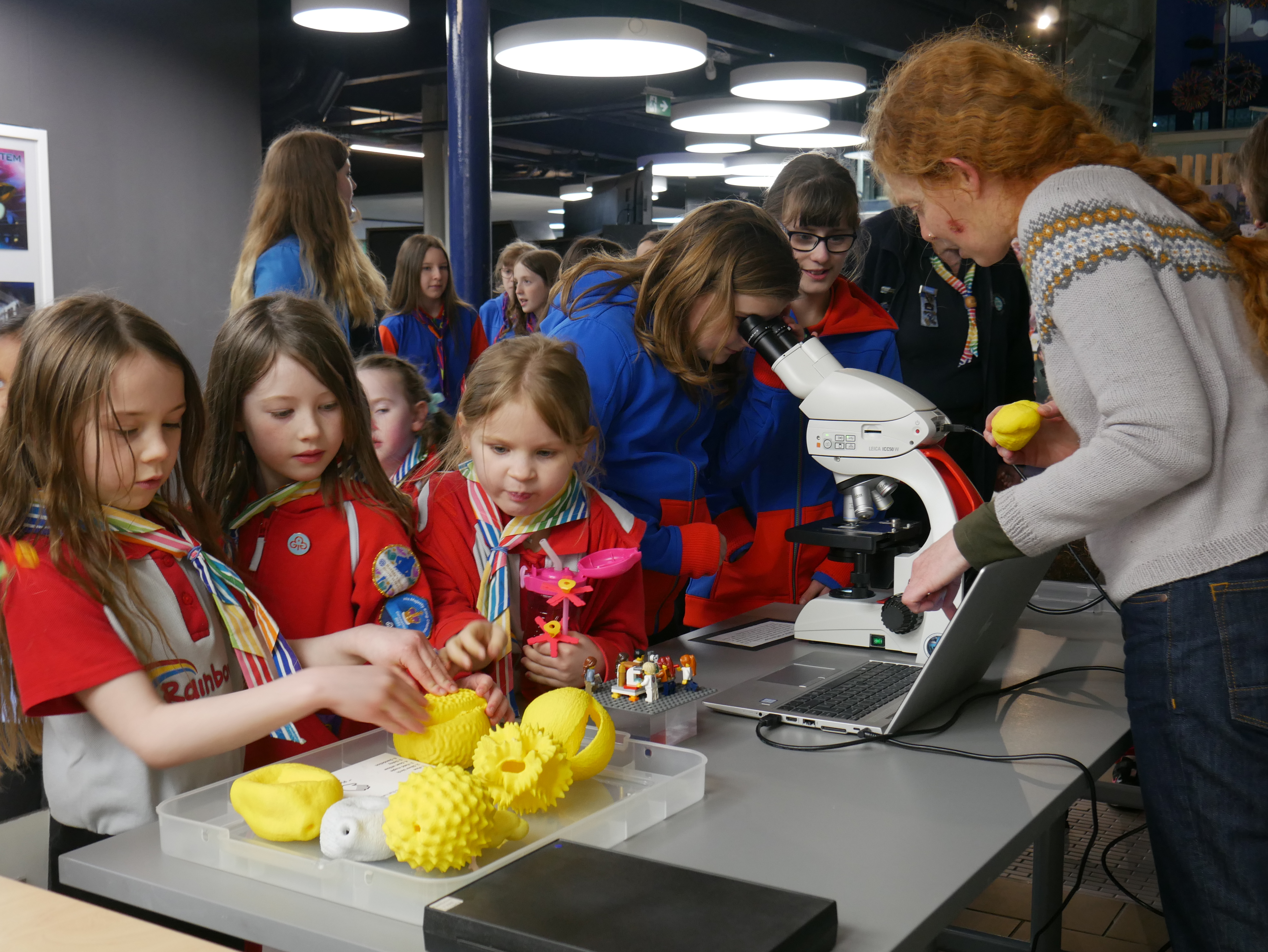 Rainbow Guides with Exhibitor at Girl Guides in STEM Event